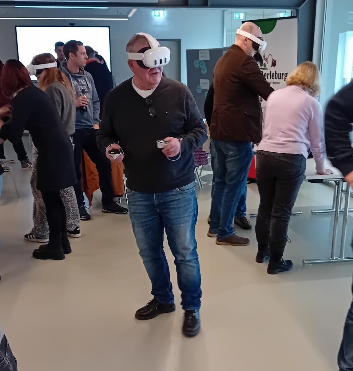 Älterer Mann mit VR-Brille
