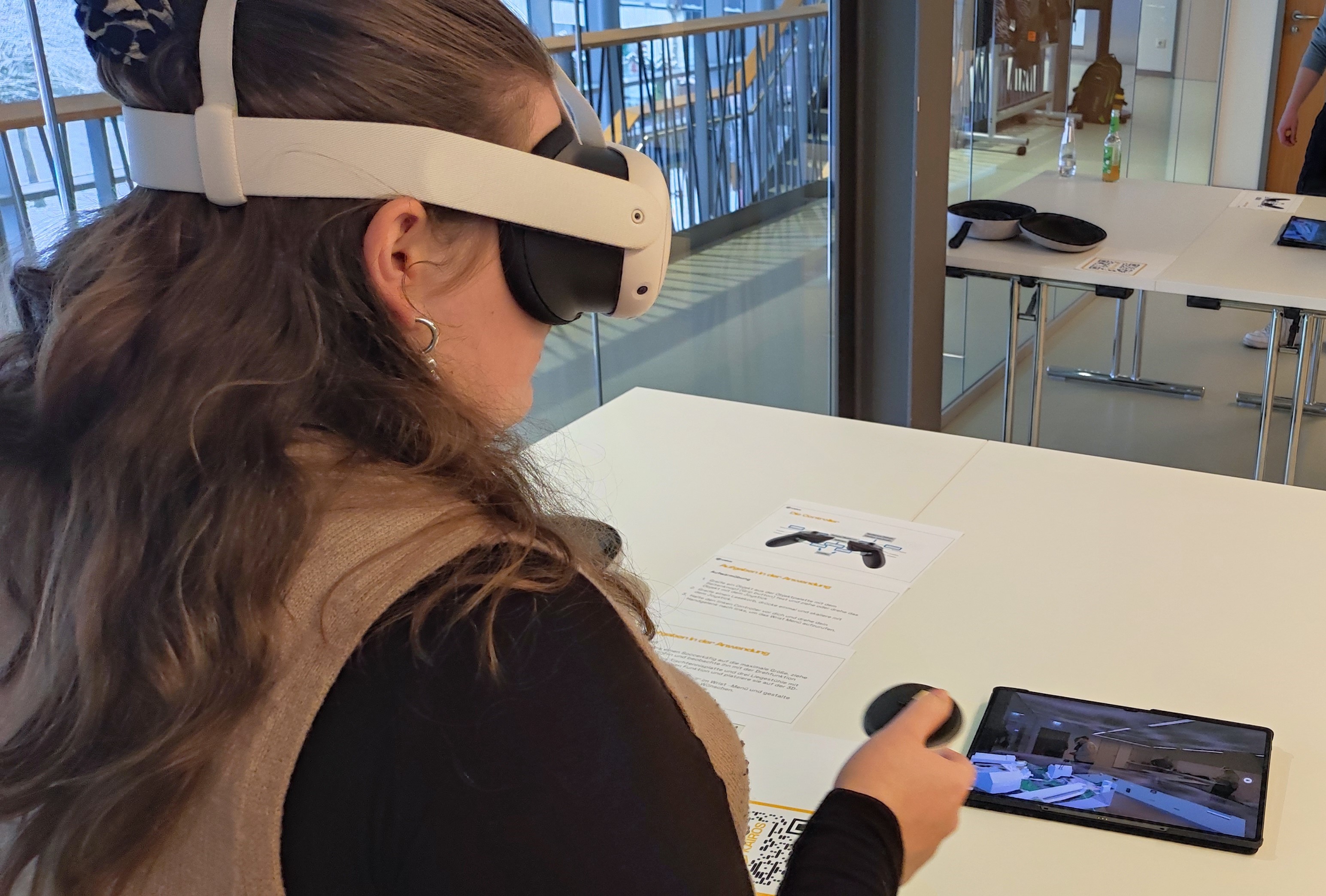 Frau mit VR-Brille
