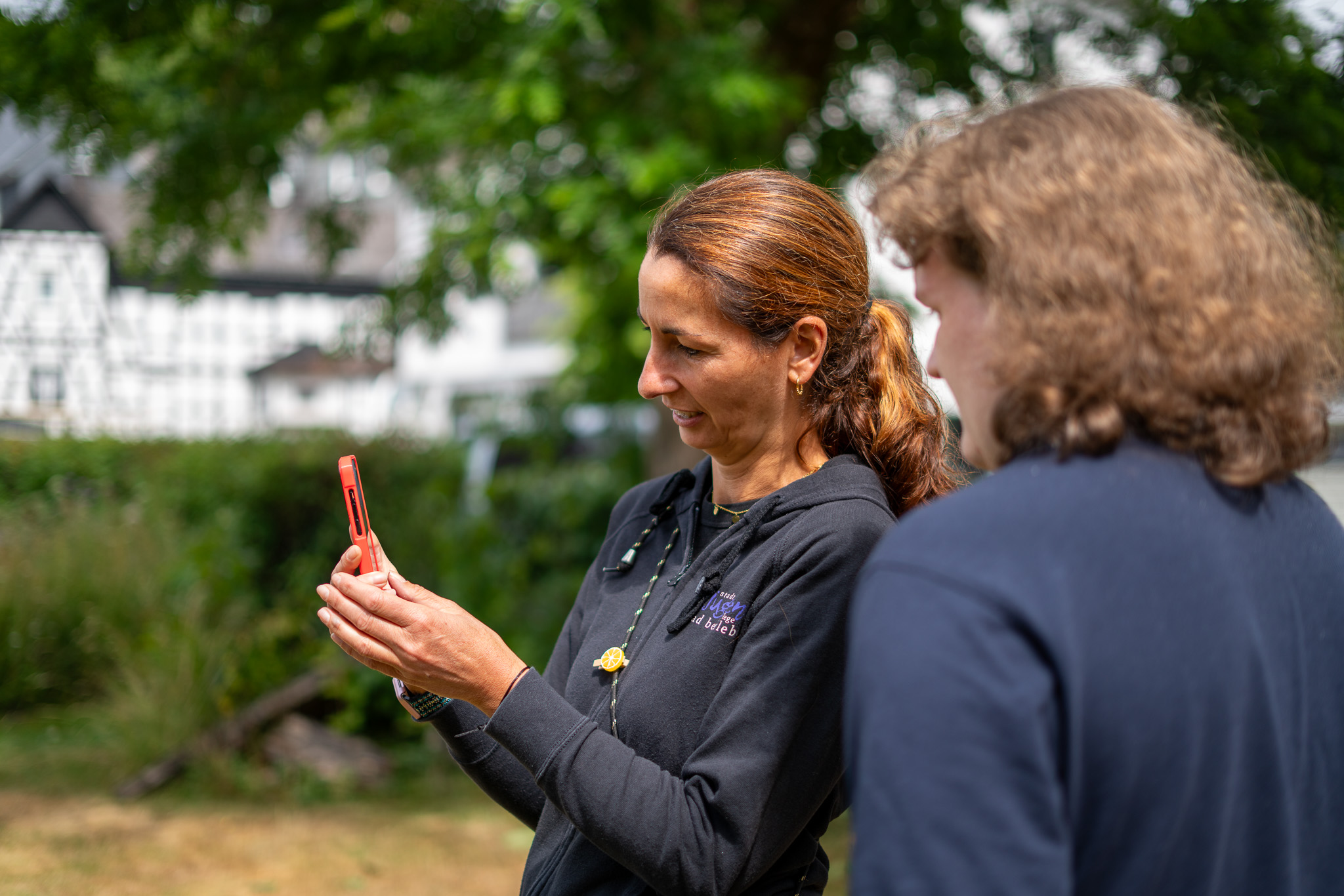 Nutzerin bei Verwendung der AR-Anwendung