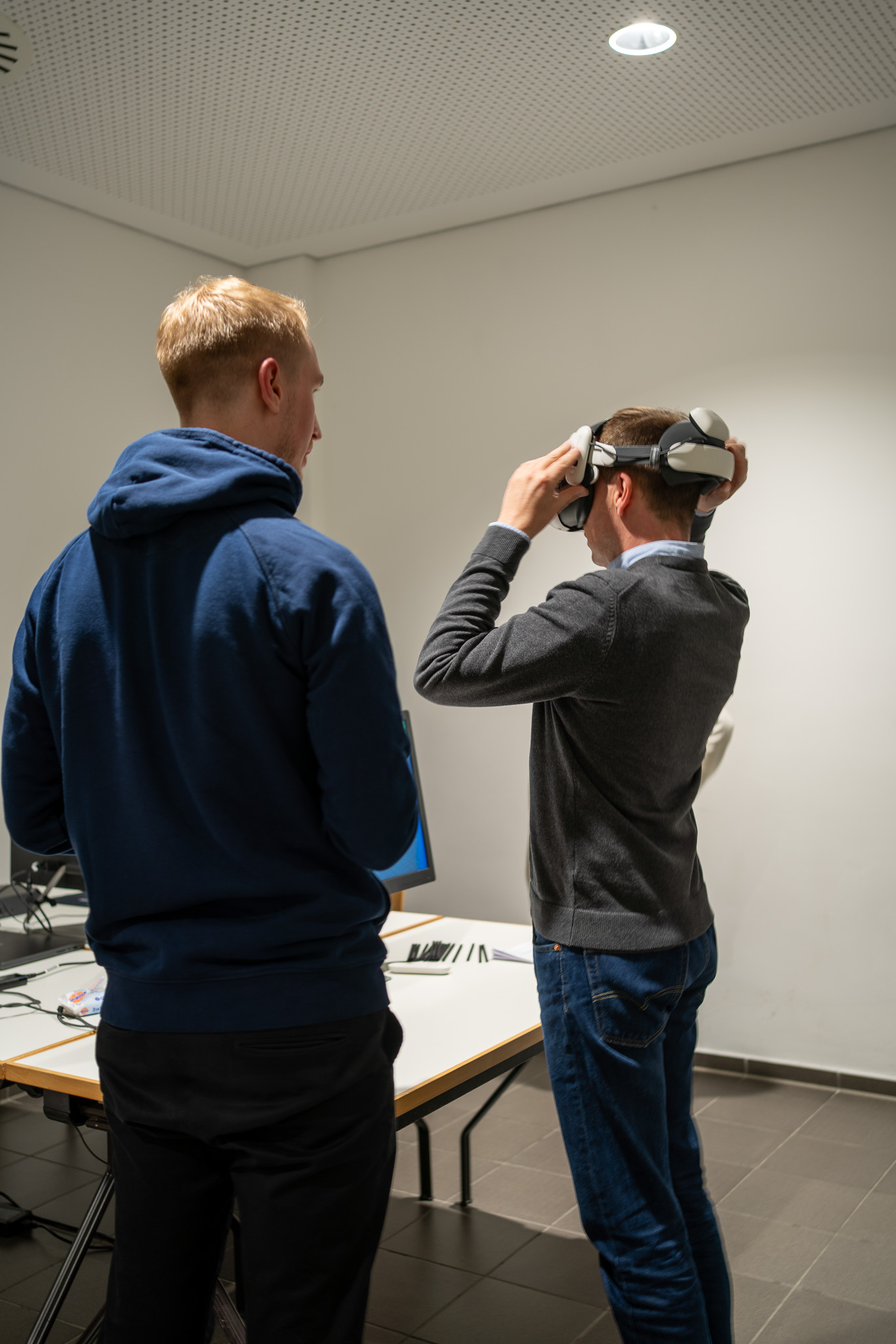 Personen nutzen VR-Anwendung